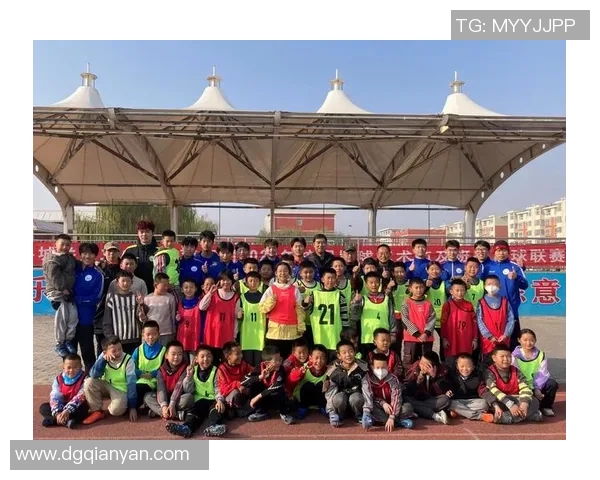 足球明星与孩子们亲密互动传递梦想与希望的温暖瞬间 足球明星与孩子们亲密互动传递梦想与希望的温暖瞬间