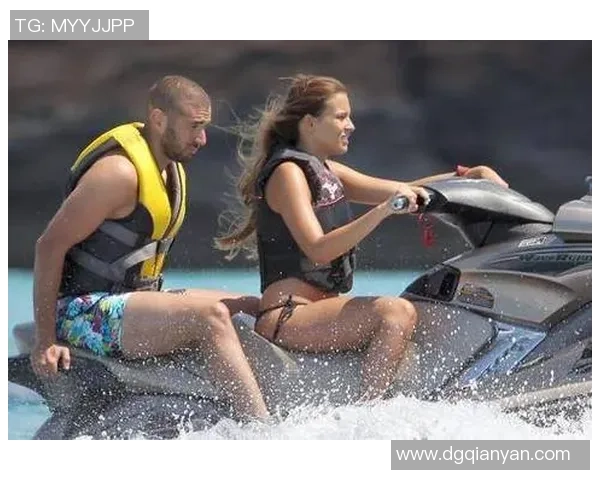 足球明星乘飞机视频揭秘他们的私人生活与旅行趣事