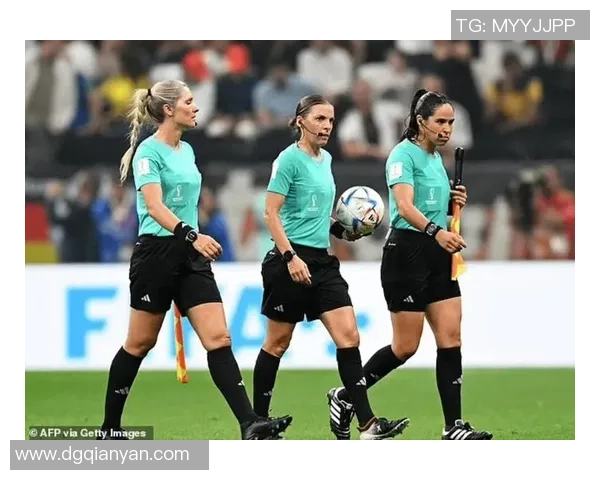 银色头发的足球明星女性展现独特魅力与实力引领新时代运动风潮